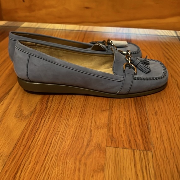 Aerosoles Blue Moccasin Style Flats with Tassels - Picture 2 of 9